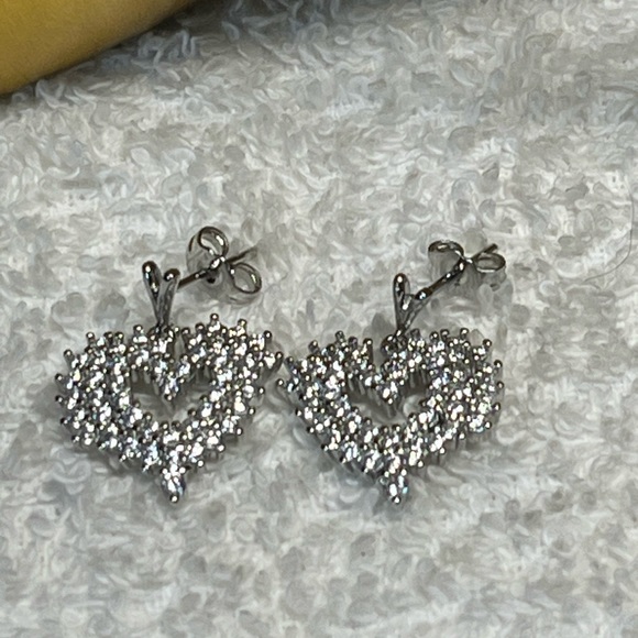 🖤Pretty dangle-pave setting heart earrings —silver tone NWOT - Picture 8 of 8